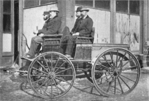 noodoe blog - history of electric vehicles - electric cars - An electric carriage from 1895 with four men in top hats.